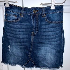 Jean Mini Skirt, stretchy and ripped 💙